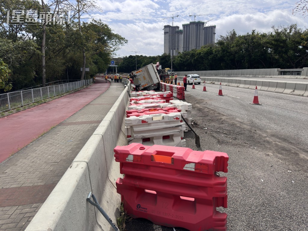 共有17個水馬被撞毀。 共有17個水馬被撞毀。