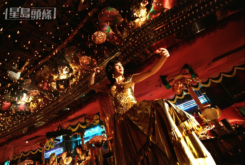 電影《金雞》曾在該處取景拍攝,由吳君如飾演的阿金扮演大富豪夜總會作小姐,穿梭在各富豪派對,看盡社會上的各種光怪陸離。 電影《金雞》曾在該處取景拍攝,由吳君如飾演的阿金扮演大富豪夜總會作小姐,穿梭在各富豪派對,看盡社會上的各種光怪陸離。