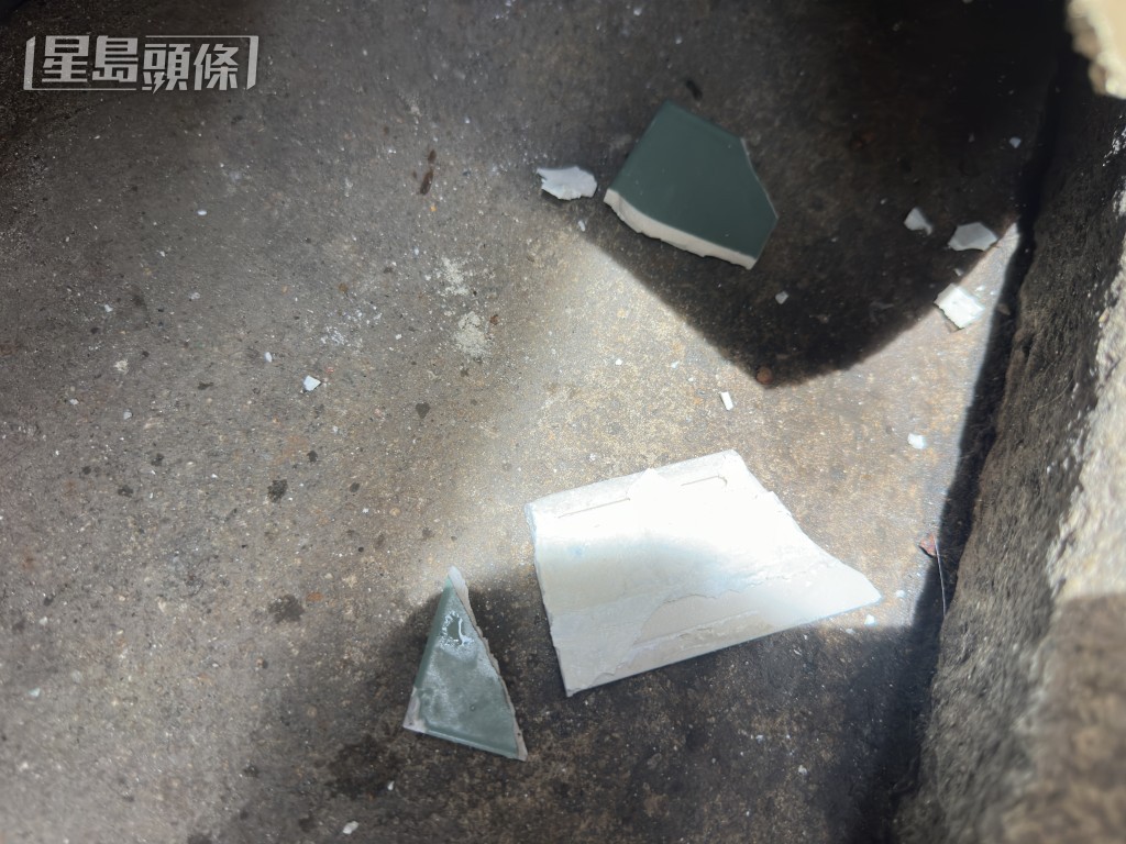 墮地的瓦仔碎開，現場地上還有其他瓦礫。