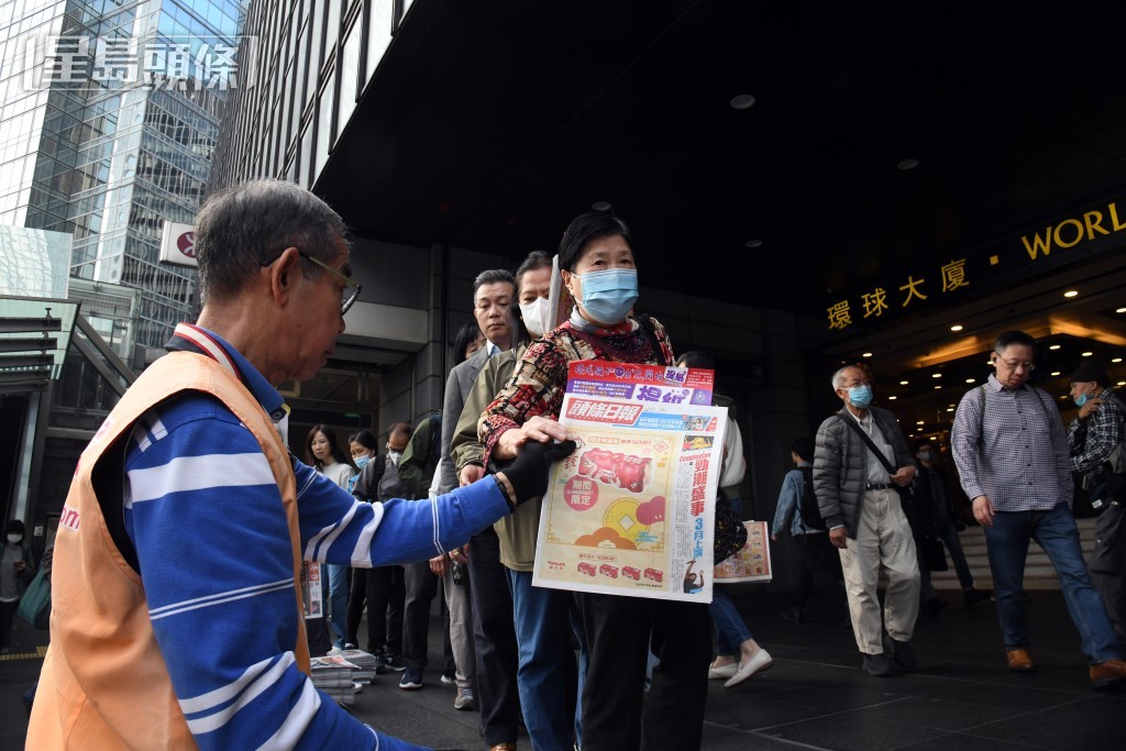 市民踴躍取閱附送《提紙》的免費報紙。