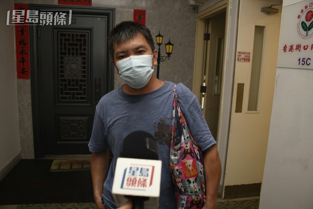 李先生感激搭棚工人協助解困。 李先生感激搭棚工人協助解困。