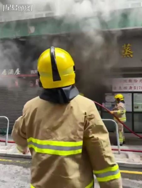 消防員救火。讀者提供影片截圖