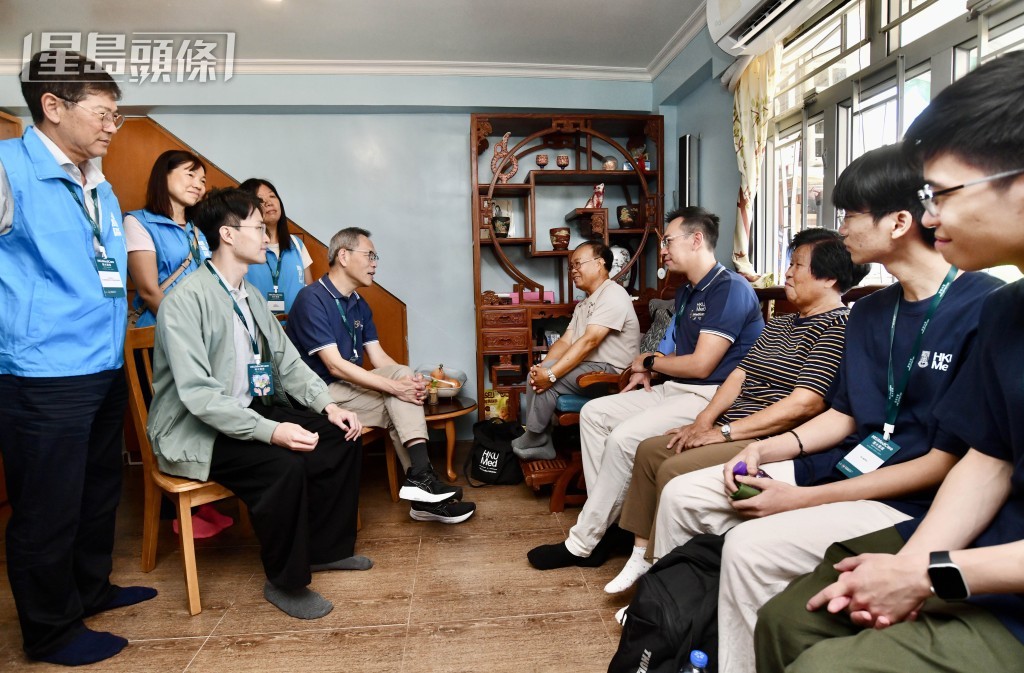 離島民政事務專員莫望塵、離島區關愛隊及港大醫學院一眾師生探訪區內居民,了解他們的健康情況。 離島民政事務專員莫望塵、離島區關愛隊及港大醫學院一眾師生探訪區內居民,了解他們的健康情況。