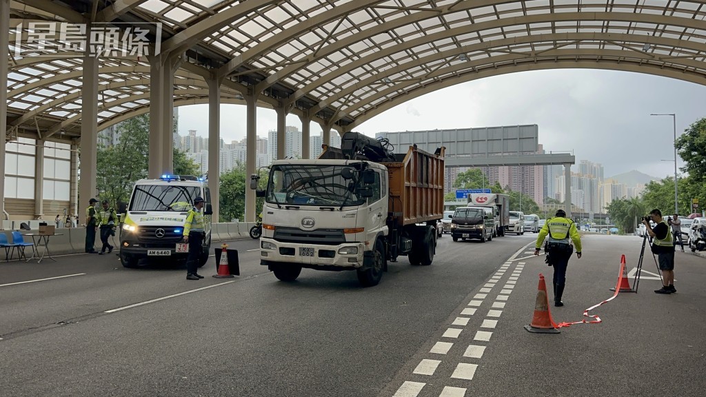 警方在將軍澳寶順路設置路障。 警方在將軍澳寶順路設置路障。