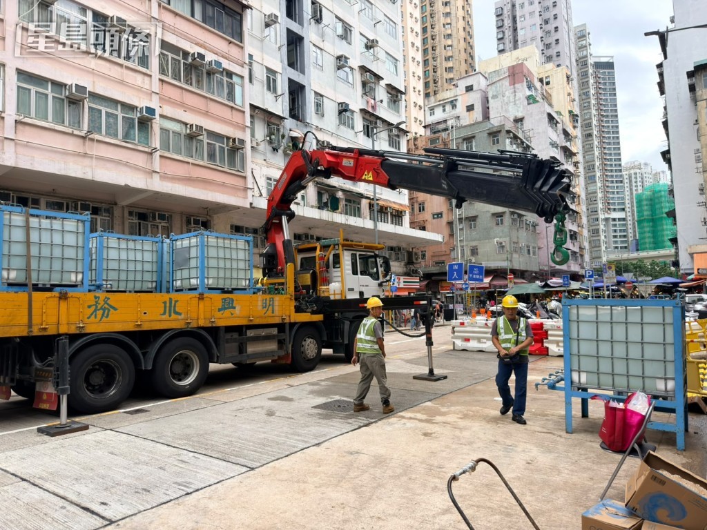 水務署吊運水箱到場。 水務署吊運水箱到場。