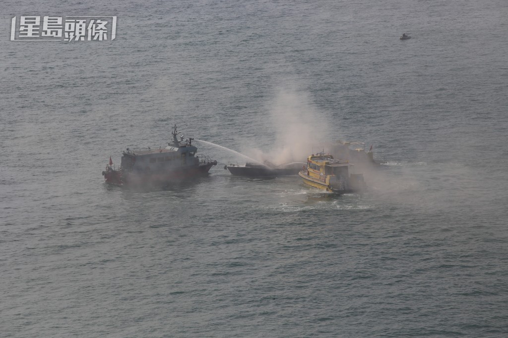 消防輪射水灌救。劉漢權攝 消防輪射水灌救。劉漢權攝