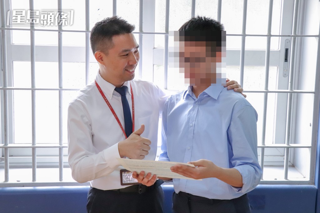 老師讚揚小聰的努力。