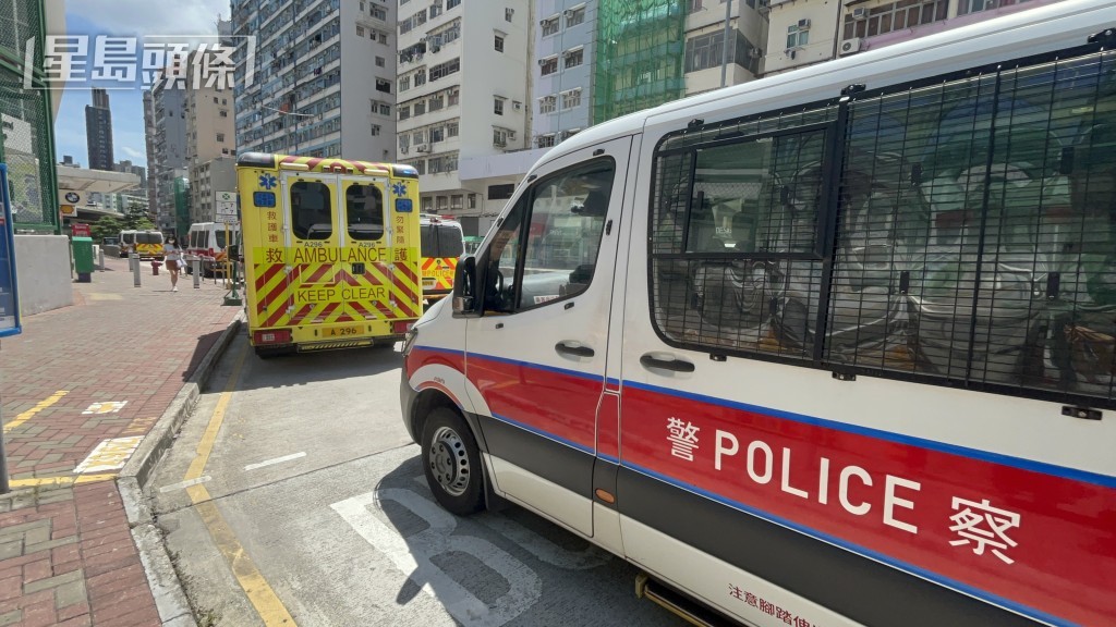 警車及救護車趕到。 警車及救護車趕到。