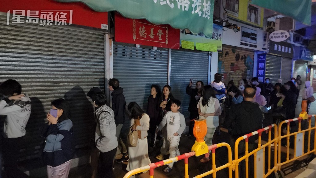 部分附近居民自行疏散到转角行人路上暂避。黎志伟摄