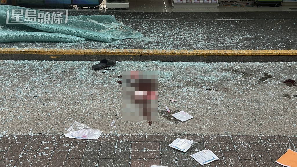 地面遺下血迹。劉漢權攝