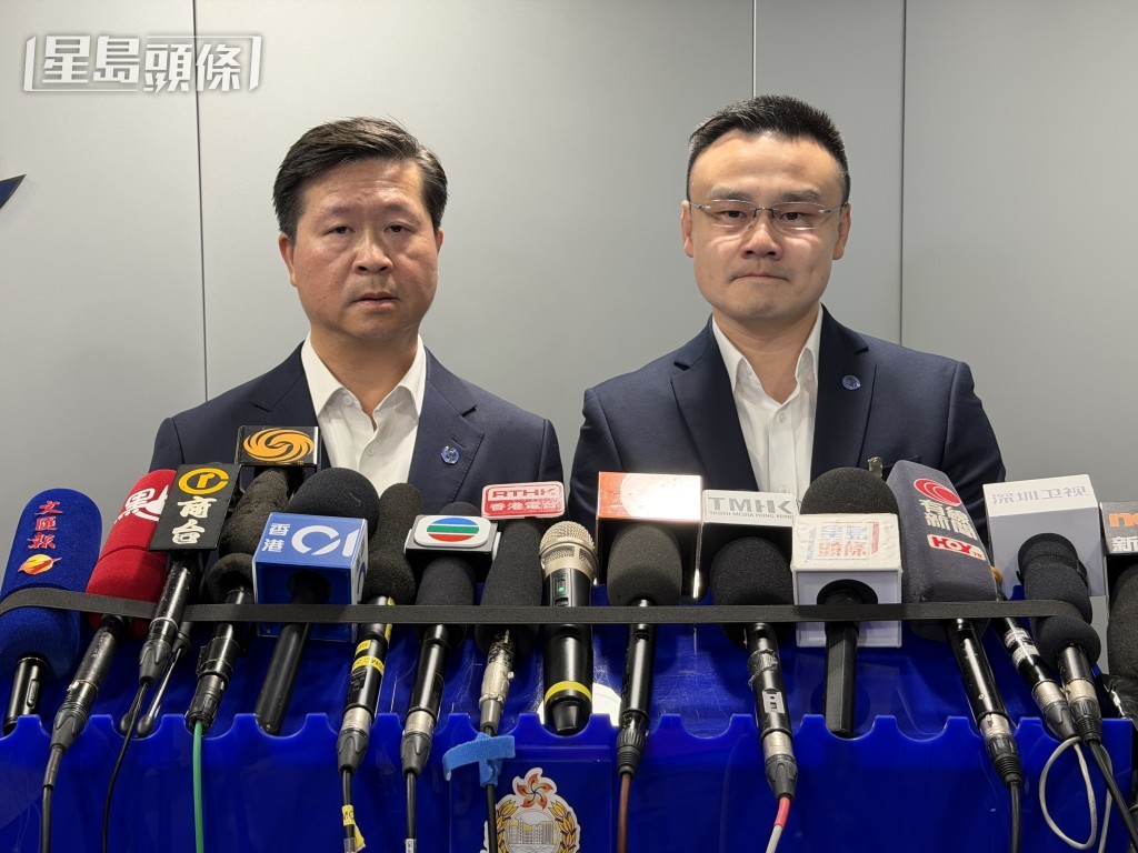港島總區刑事部（行動）警司冼國明（左），及總區重案組第一隊總督察文智陽交代案件。
