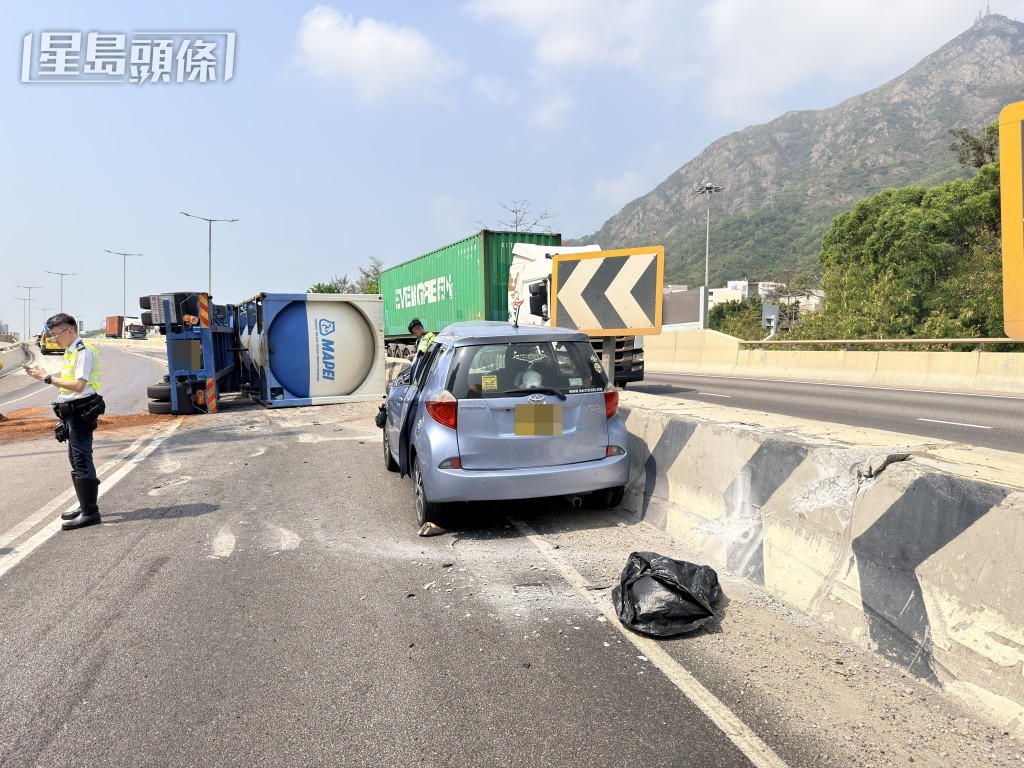 貨車翻側,私家車亦損毀。 貨車翻側,私家車亦損毀。