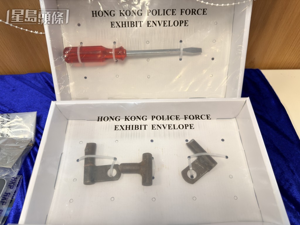 警方檢獲螺絲批,相信是賊人用作犯案的工具。 警方檢獲螺絲批,相信是賊人用作犯案的工具。