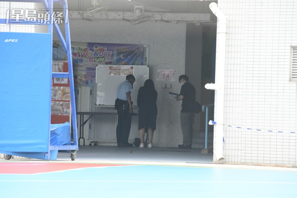 警員在校內調查。梁國峰攝 警員在校內調查。梁國峰攝