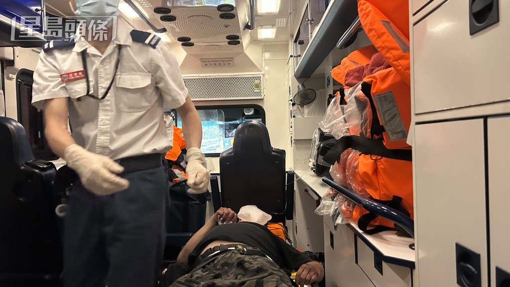 鐵騎士由救護車送院。 鐵騎士由救護車送院。