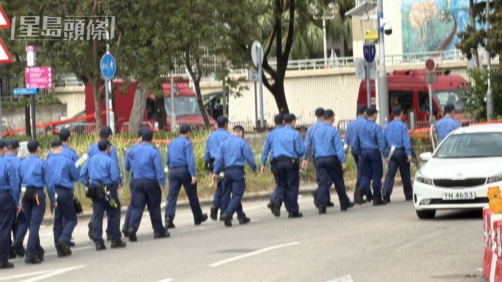 消防到現場向殉職同袍何偉豪致祭。梁國峰攝 消防到現場向殉職同袍何偉豪致祭。梁國峰攝