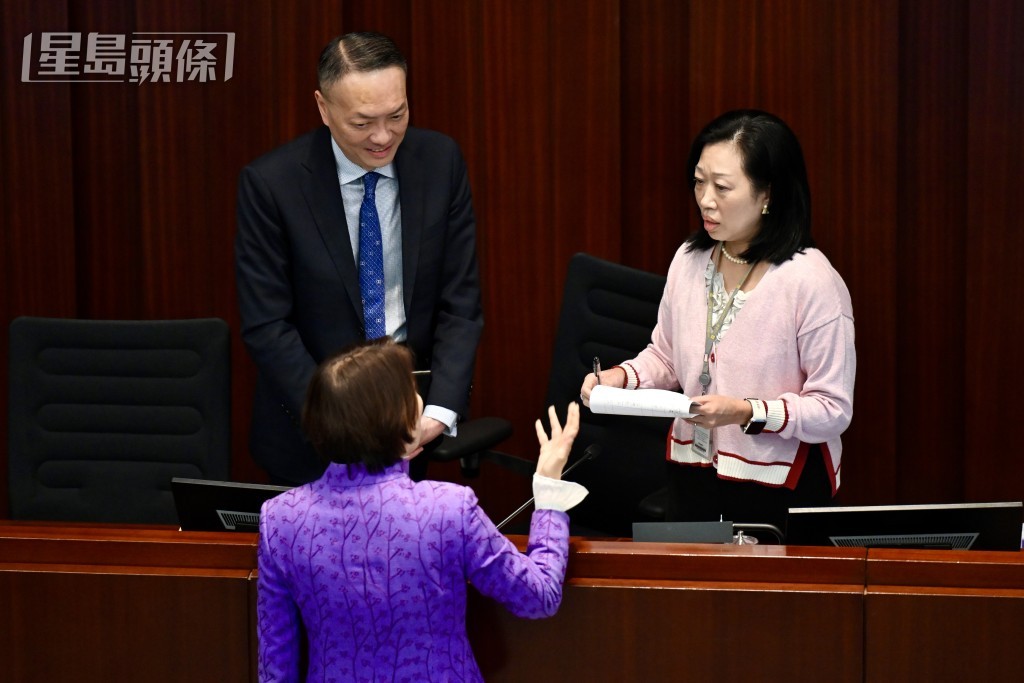 吳永嘉及秘書處職員安撫梁美芬。