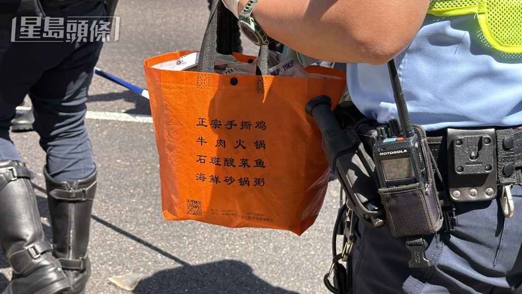 警方在被捕司機的環保袋內檢獲毒品。