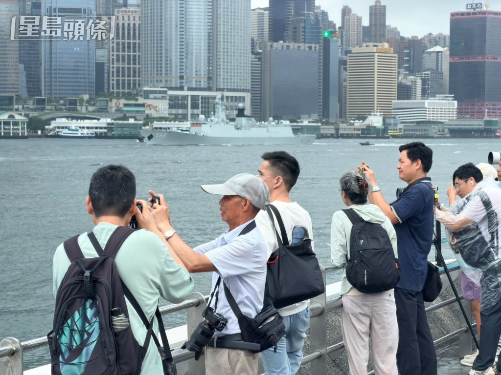 市民海旁歡送軍艦離港。梁國峰攝 市民海旁歡送軍艦離港。梁國峰攝