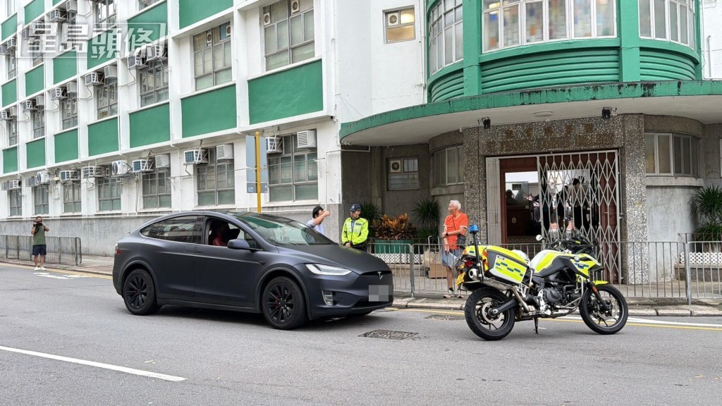 男學生由家人駕駛Tesla接載返學，落車後被輾傷腳。蔡楚輝攝