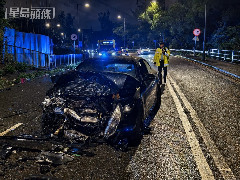 黑色宝马私家车车头严重损毁。尹敬堂摄