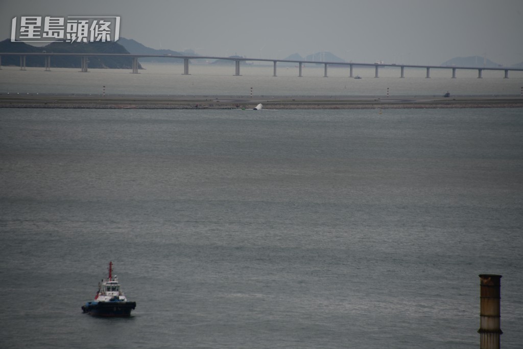 貨機滑落海面後,仍有待稍後由當局安排打撈和清理。梁國峰攝 貨機滑落海面後,仍有待稍後由當局安排打撈和清理。梁國峰攝