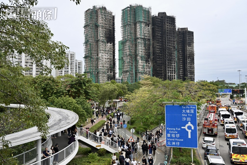 逾千名市民赴大埔獻花,人龍長達1.5公里。劉駿軒攝 逾千名市民赴大埔獻花,人龍長達1.5公里。劉駿軒攝