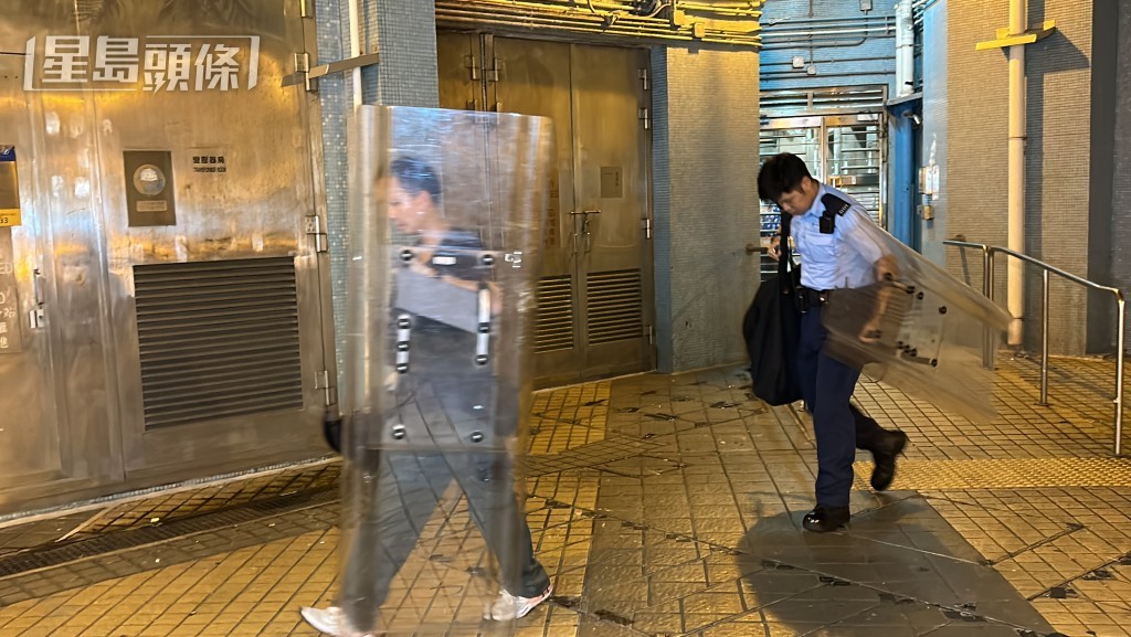 警員手持盾牌上樓調查。蔡楚輝攝 警員手持盾牌上樓調查。蔡楚輝攝
