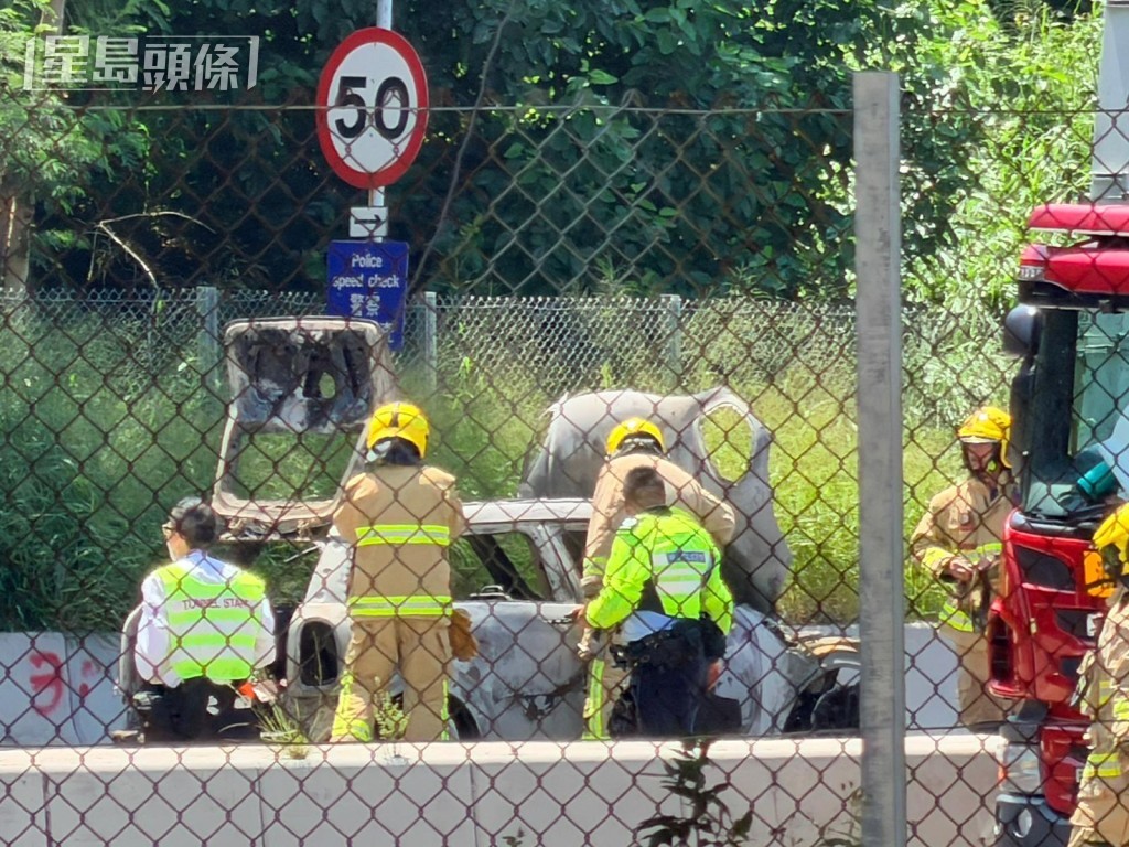 私家車付之一炬,人員調查起火原因。 私家車付之一炬,人員調查起火原因。