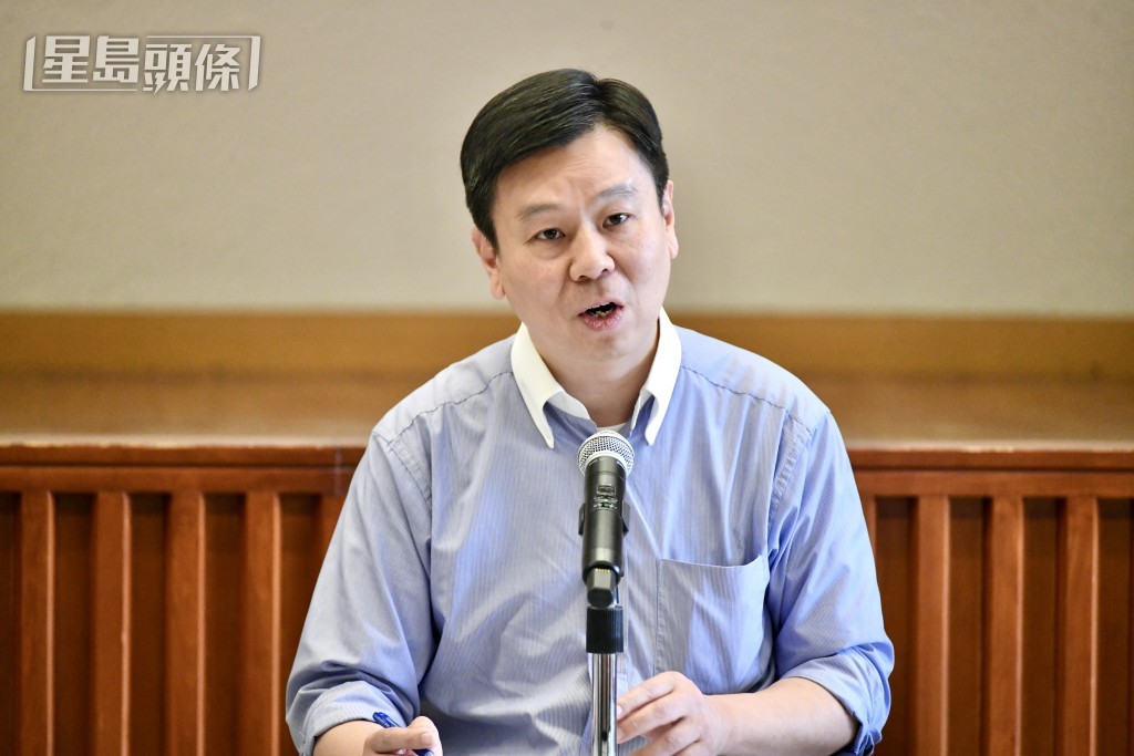 馮浩賢表示,食環署已在一些偏遠的地方加設了俗稱「小飛象」的太陽能清涼休息站。盧江球攝 馮浩賢表示,食環署已在一些偏遠的地方加設了俗稱「小飛象」的太陽能清涼休息站。盧江球攝
