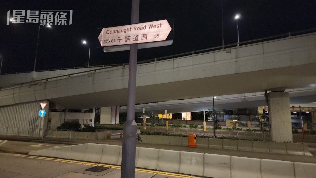 巴士沿干諾道西行駛。