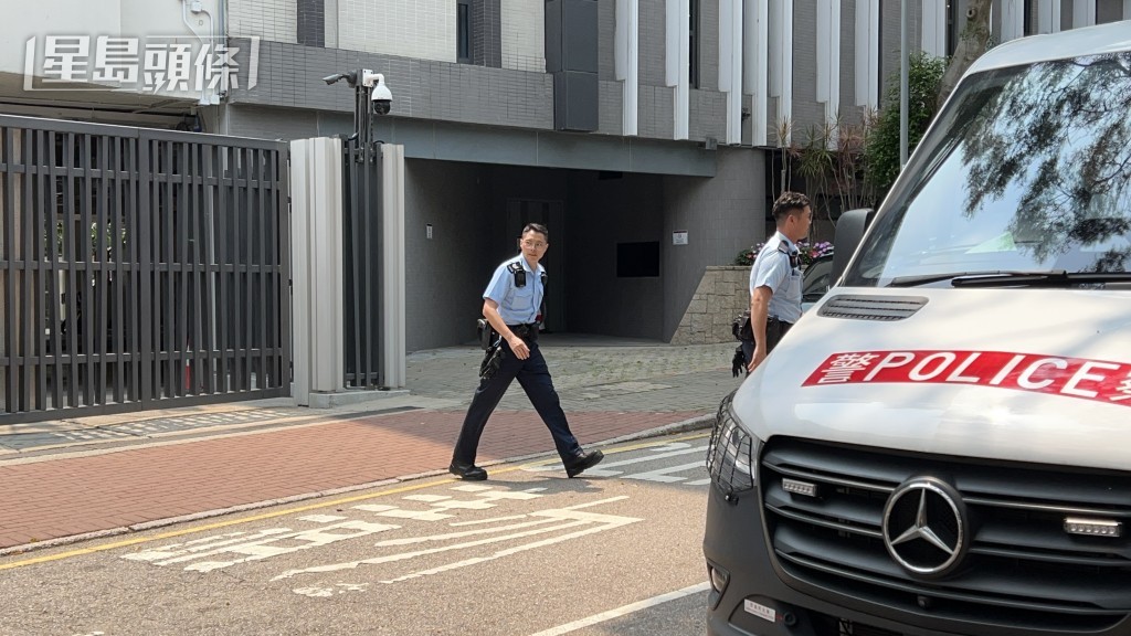 警員在場調查事件。 警員在場調查事件。