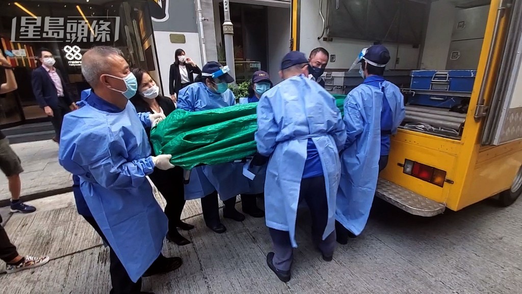 逾300磅死者雙腳被綁倒斃酒店內,事後遺體要由7人合力抬上車移走。資料圖片 逾300磅死者雙腳被綁倒斃酒店內,事後遺體要由7人合力抬上車移走。資料圖片
