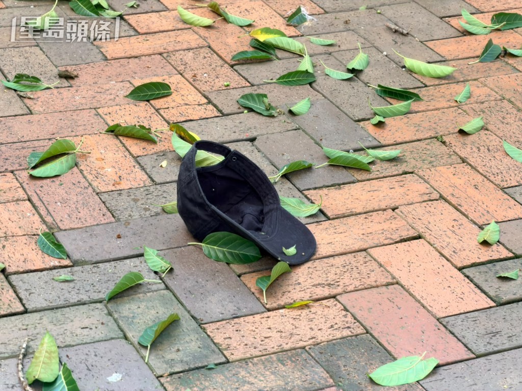 事主遺下鴨舌帽。 事主遺下鴨舌帽。