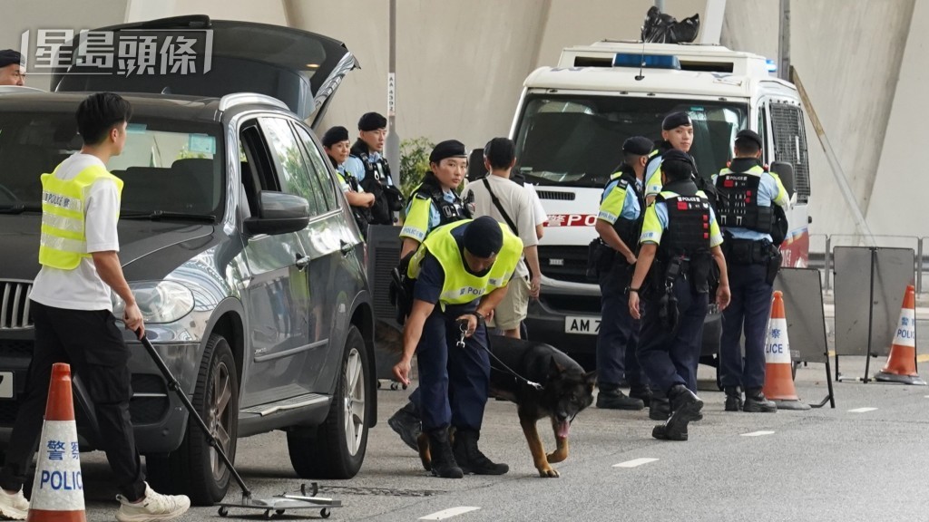 警方在庭外進行安檢。 警方在庭外進行安檢。