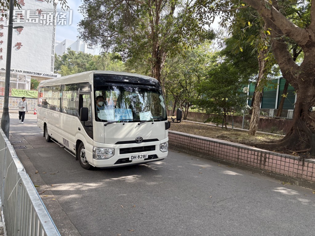 選舉事務處安排接駁小巴,接載有需要的選民往返上水港鐵站與投票站。 選舉事務處安排接駁小巴,接載有需要的選民往返上水港鐵站與投票站。