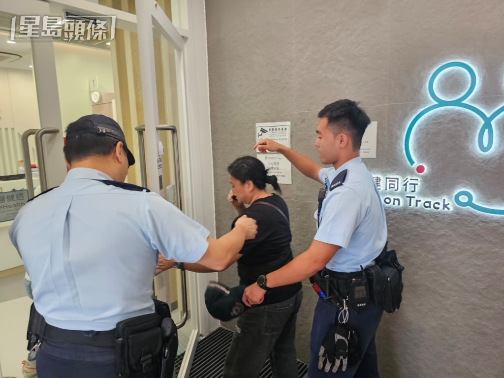 清潔女工協助警方調查。 清潔女工協助警方調查。