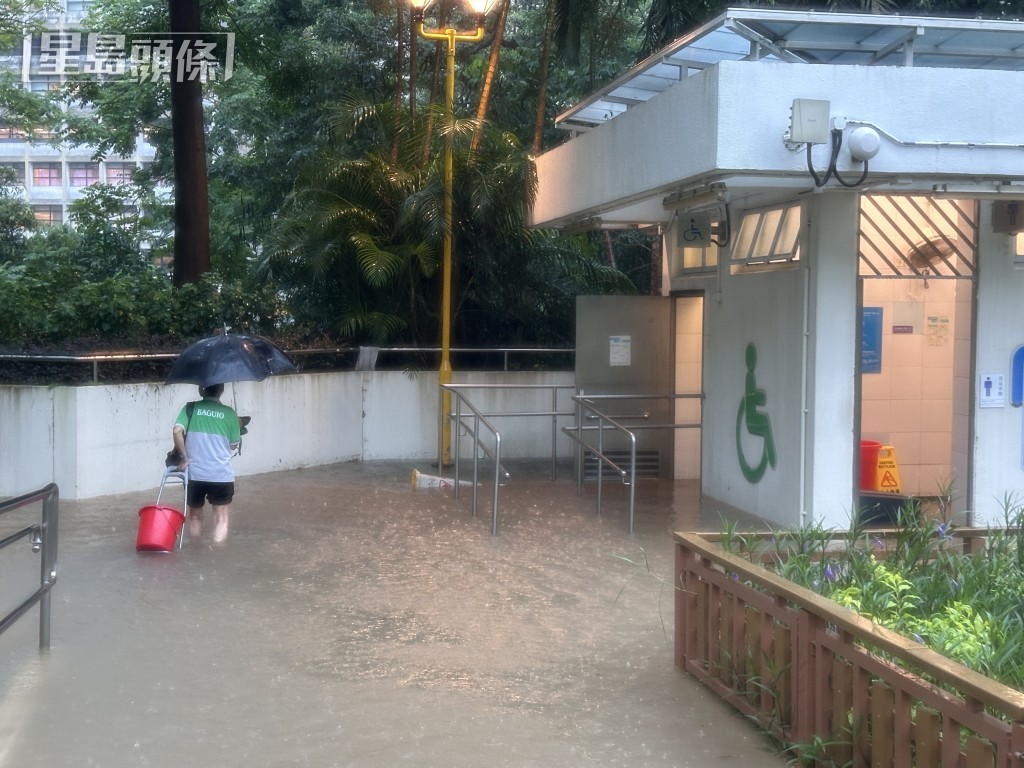 水浸至途人近小腿位置。