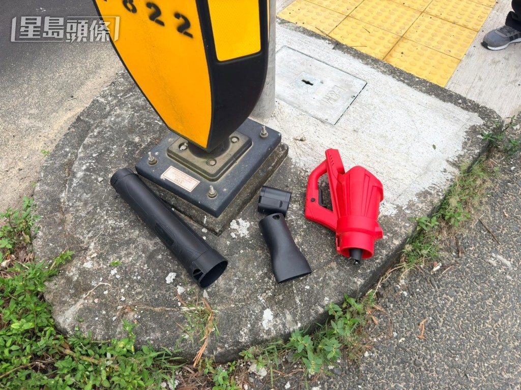 現場遺下傷者的一部用作清理落葉的吹風機。 現場遺下傷者的一部用作清理落葉的吹風機。
