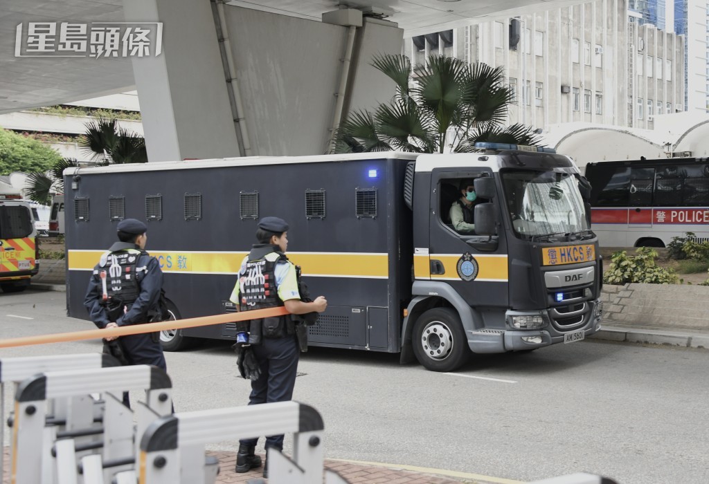 黎智英坐囚車到庭。 黎智英坐囚車到庭。