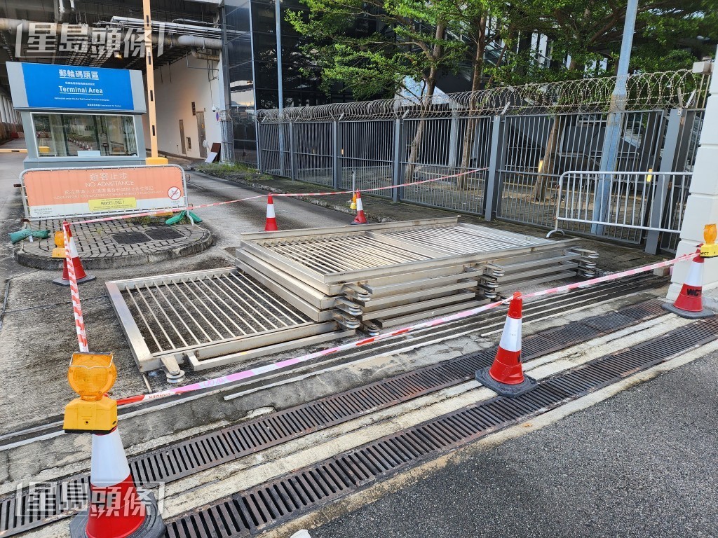 啟德郵輪碼頭上月一名保安員被倒下的鐵閘壓中腳部重傷。資料圖片