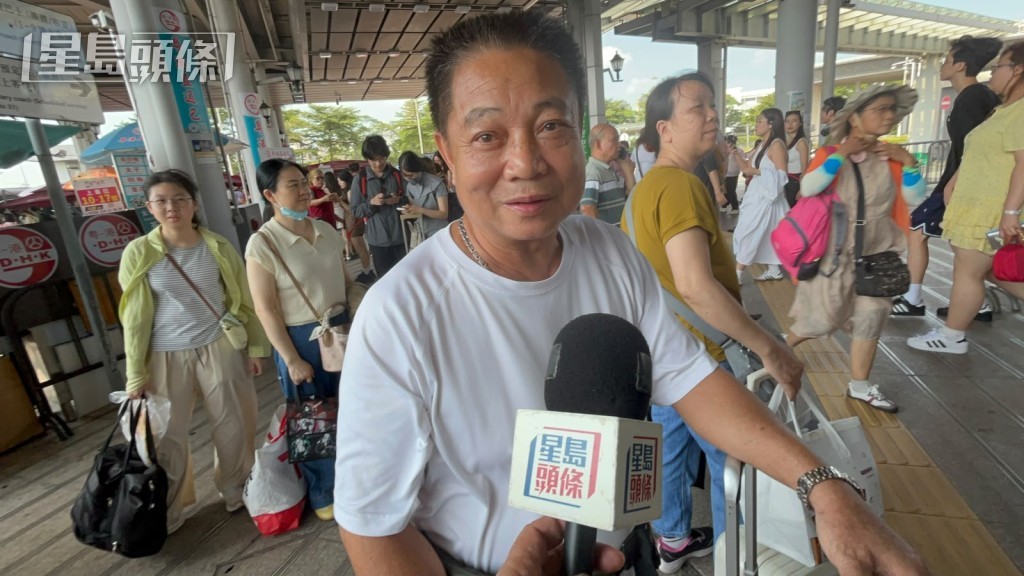 來自廣州的周先生,特意觀賞今晚的國慶煙花匯演。 來自廣州的周先生,特意觀賞今晚的國慶煙花匯演。