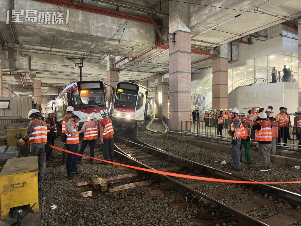 港鐵職員在場處理。梁國峰攝 港鐵職員在場處理。梁國峰攝