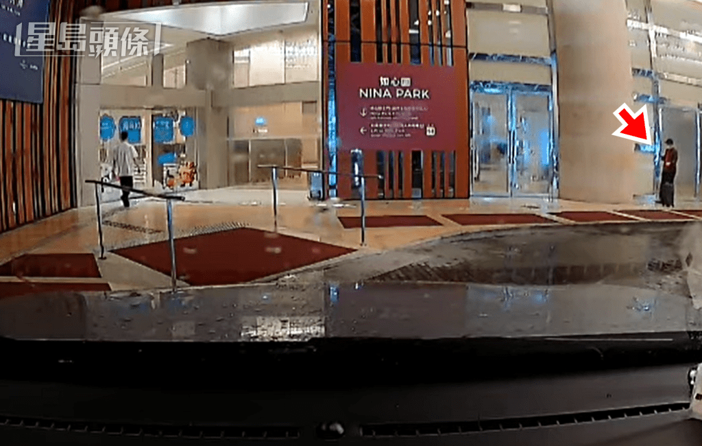菲漢拖着行李離開酒店。車cam L（香港群組）