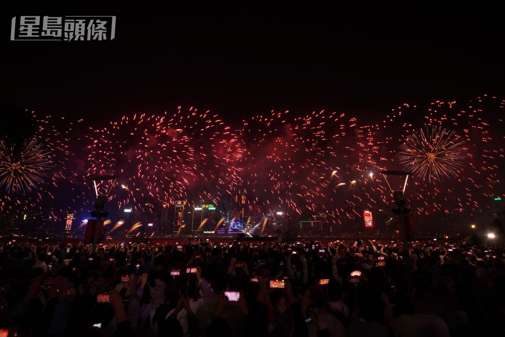 2024年除夕煙花。歐樂年攝 2024年除夕煙花。歐樂年攝