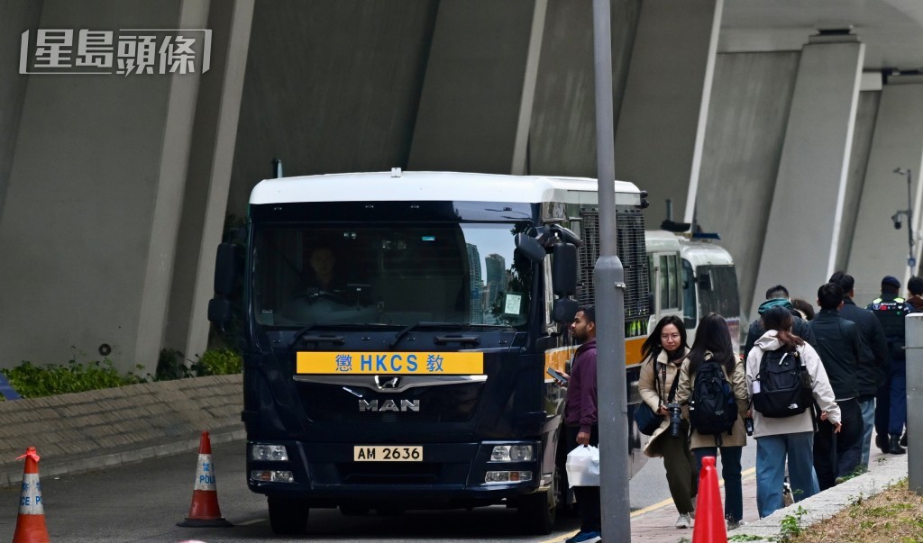 李卓人、何俊仁及鄒幸彤今早由囚車送往法院受審。劉駿軒攝