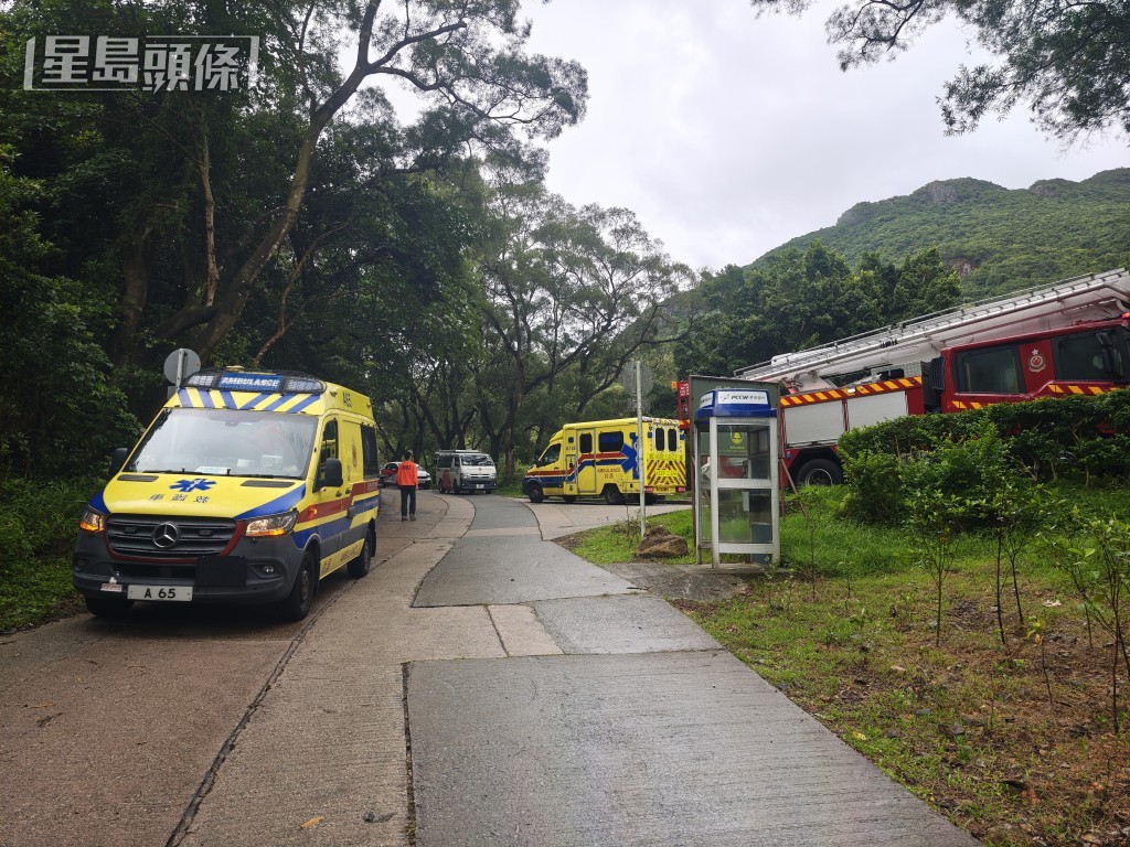 救援人員到馬鞍山效野公園搜救。黎志偉攝 救援人員到馬鞍山效野公園搜救。黎志偉攝
