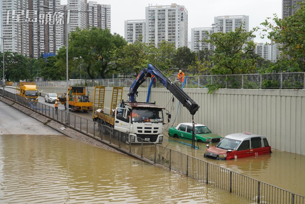 本港多處有汽車拋錨死火。 本港多處有汽車拋錨死火。
