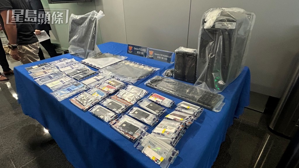 警方檢獲多部電腦、電話、多張屬於他人的提款卡及大批賭具。 警方檢獲多部電腦、電話、多張屬於他人的提款卡及大批賭具。