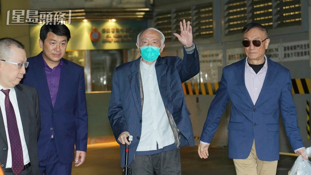 詹培忠不忘向傳媒揚手打招呼。